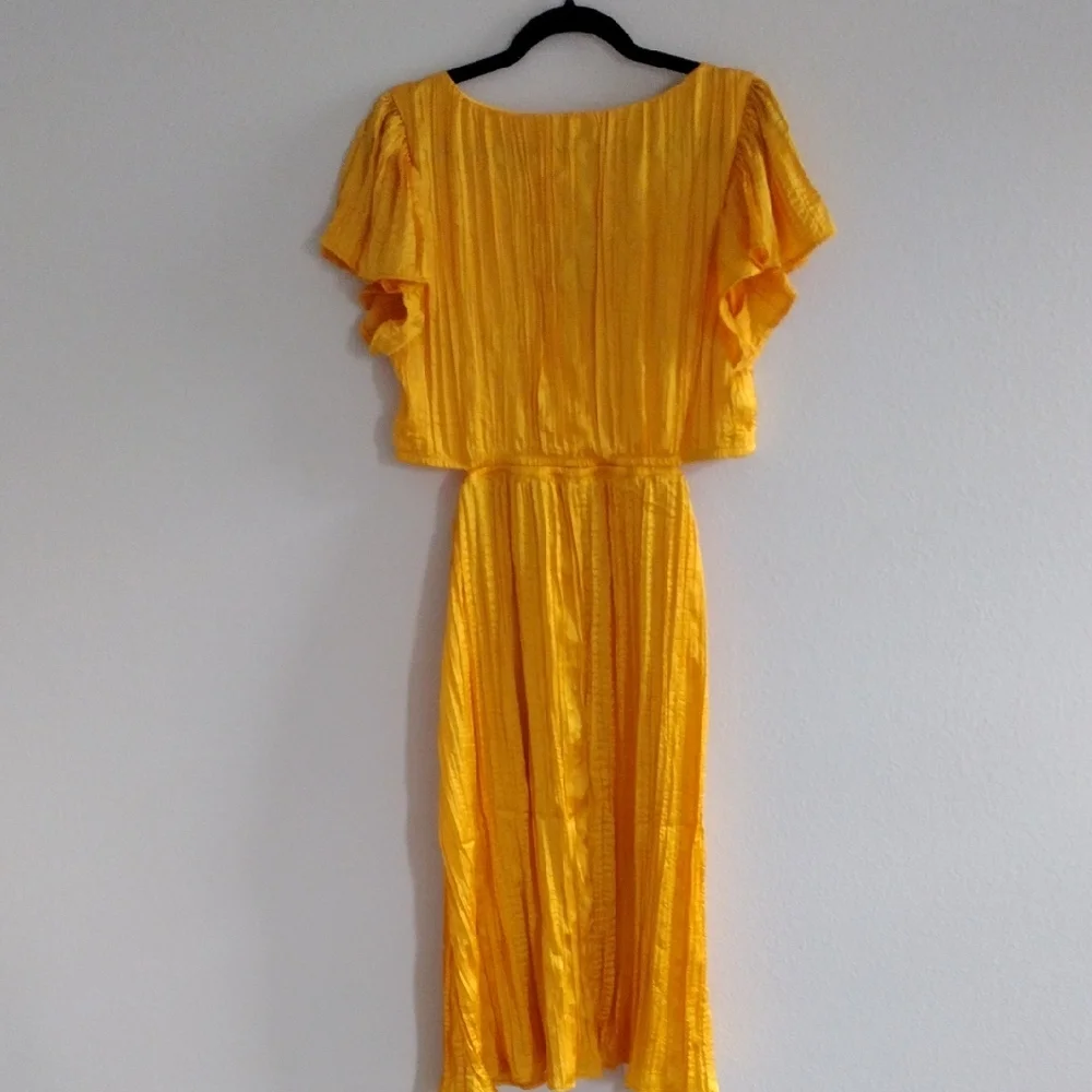 Express Satin V-Neck Flutter Sleeve Pleated Cutout Midi Dress. - Picture 16 of 16